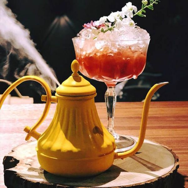 阿拉丁神燈，如阿拉丁神燈的茶具內，承裝著咖啡梅果茶+白蘭地特調而成的調酒，入口溫順又咖啡香濃郁，經典特色HURRAY獨有。