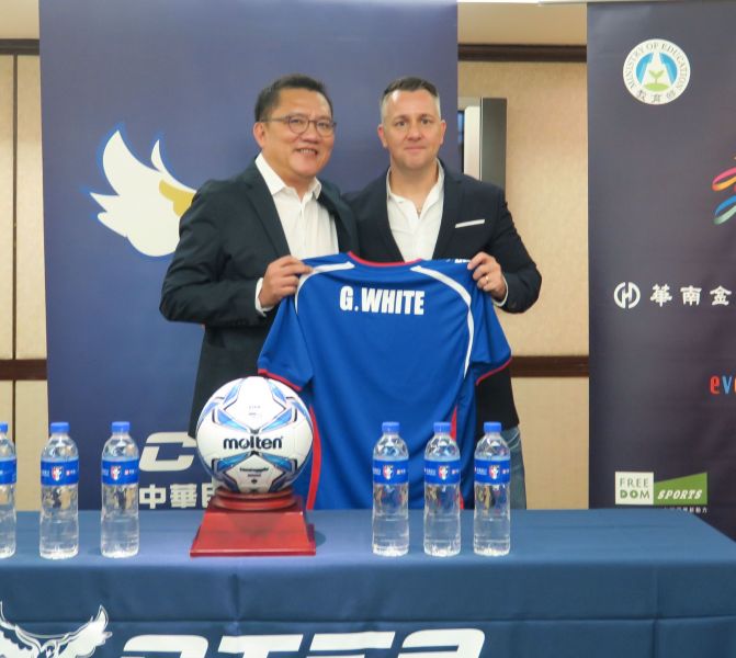 懷特(右)也是台灣男足史上首位英系總教練。中華民國足球協會提供