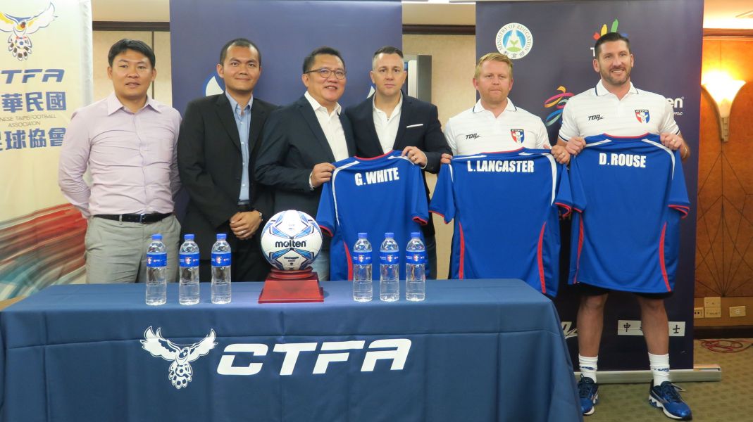 懷特(右3)身負重任。中華民國足球協會提供