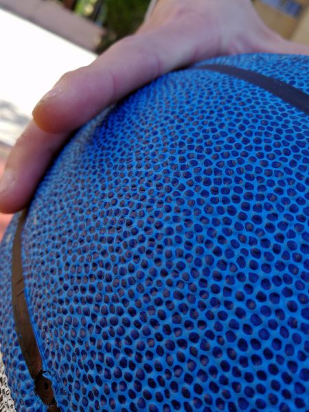 Conti籃球1500系列的表面顆粒和深溝，讓表面觸感非常特別。楊勝凱攝