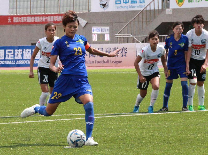 台北PlayOne林雅涵射進第二球。中華民國足球協會提供