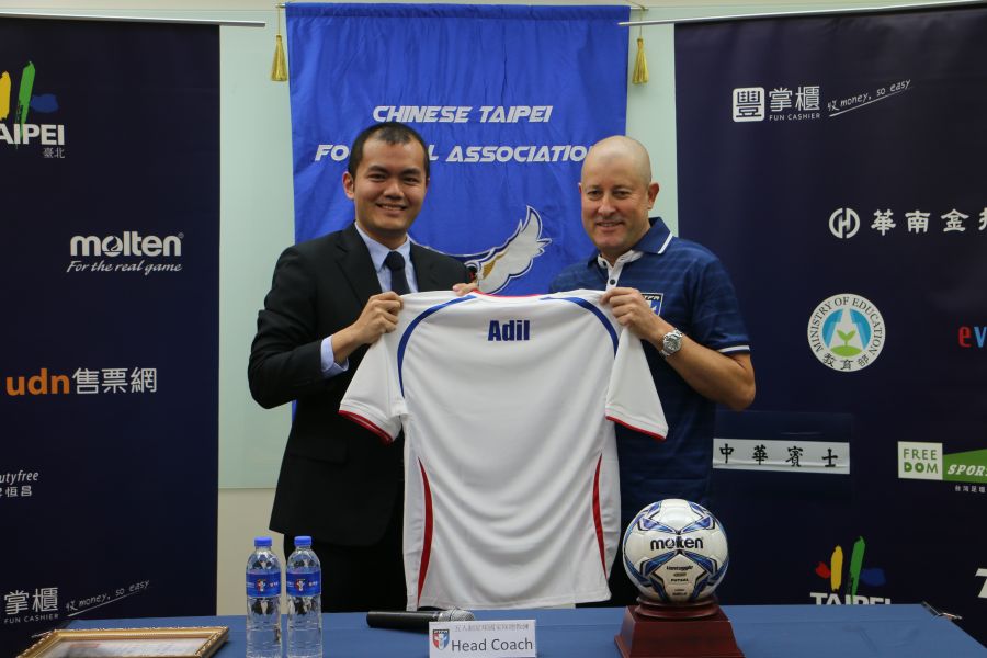 阿迪爾(右)接下中華五人制足球代表隊總教練重任。中華民國足球協會提供