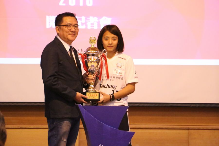 足協理事長林湧成(左)與上賽季冠軍台中藍鯨。中華民國足球協會提供