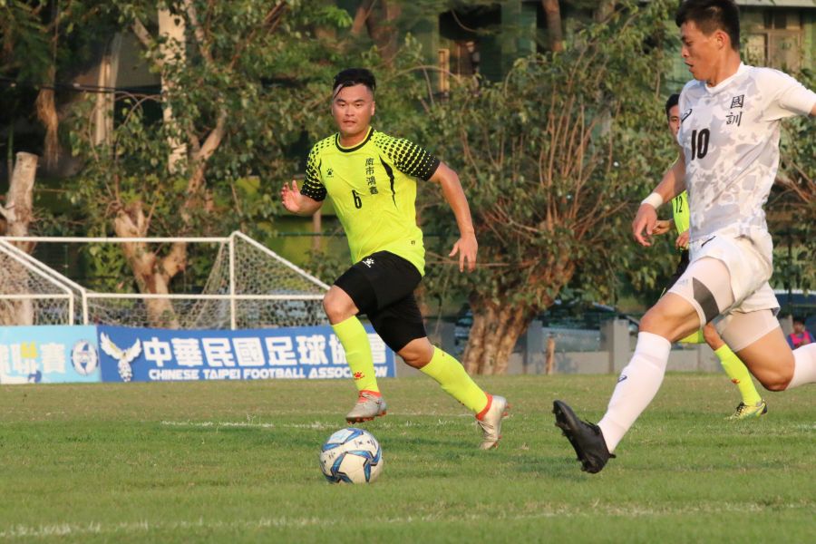 國訓(右)保住老三位置。中華民國足球協會提供