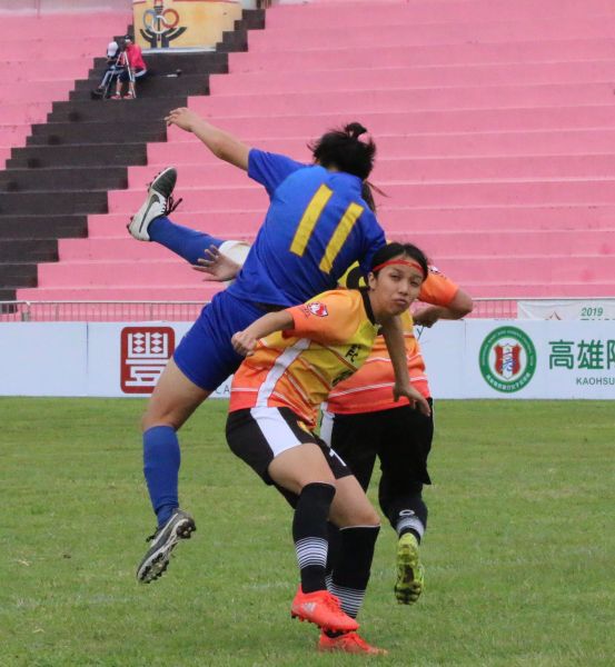 台北PlayOne陳燕萍(左)進第2球。中華民國足球協會提供