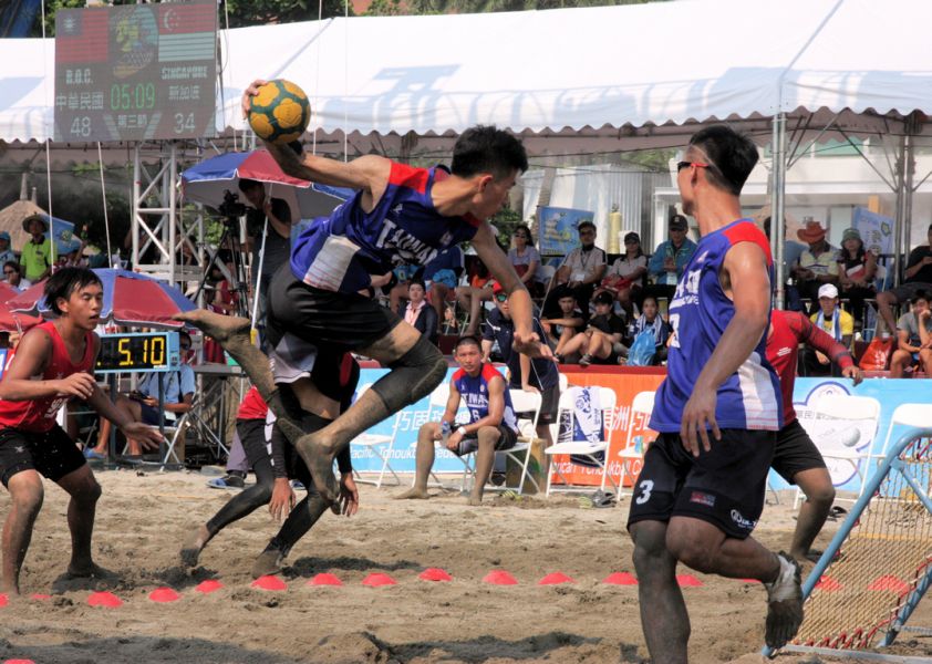 2017年第二屆世界盃沙灘巧固球錦標賽，中華台北Ａ與新加坡展開男子組冠軍爭奪戰。圖/大會提供