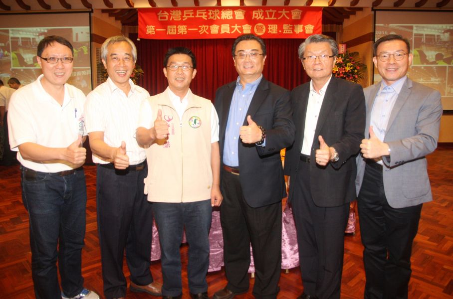 黃富源（右3）當選「台灣乒乓球總會」首屆會長，立委許智傑（左3）、教育局副局長王進焱（右2）、專門委員林亦成（左1）、體育處處長周明鎮（左2）等前往祝賀。