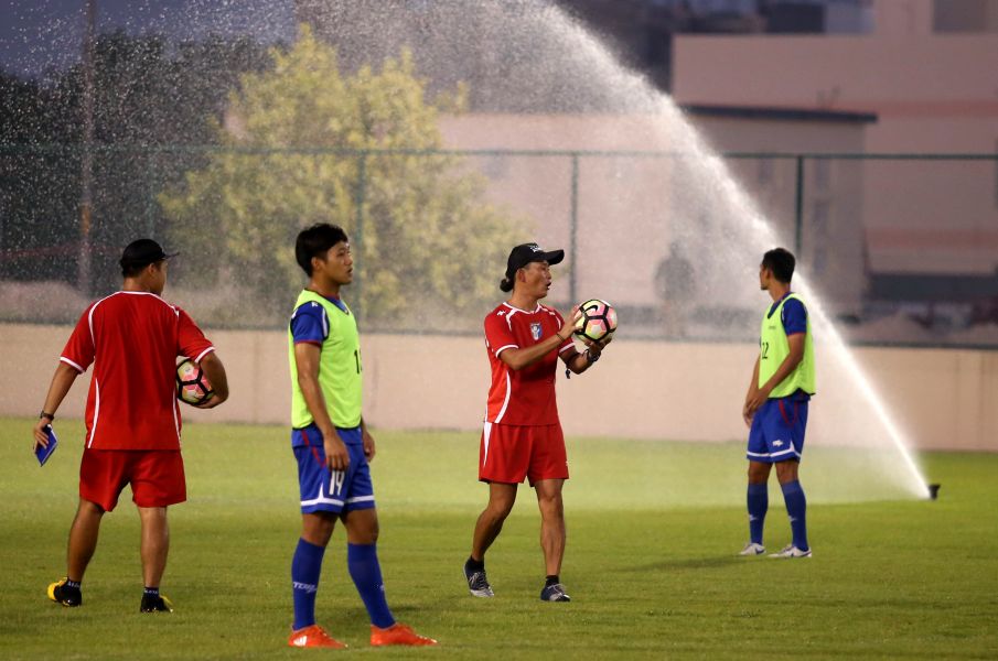 中華男足在澆水狀態下勉強練習。中華民國足球協會提供