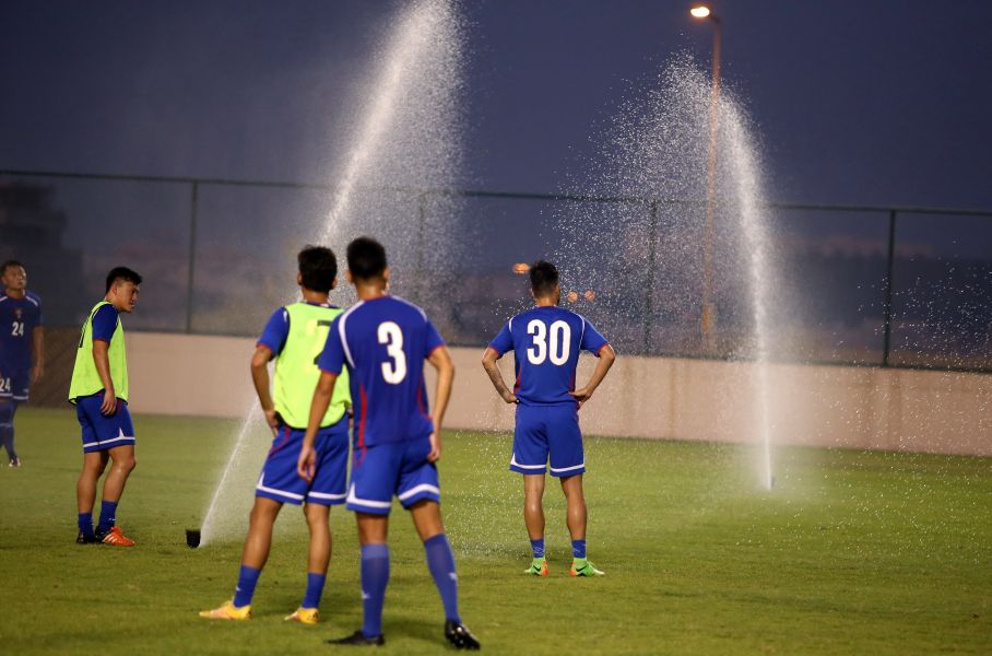 中華男足演練到一半突然灑水。中華民國足球協會提供