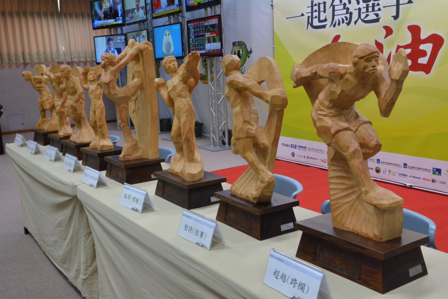 宜蘭全運的八座木雕獎座。