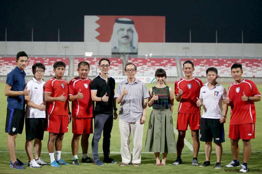 我國駐巴林代表陳天爵4日到巴林國家體育場觀看中華隊練球。中華民國足球協會提供