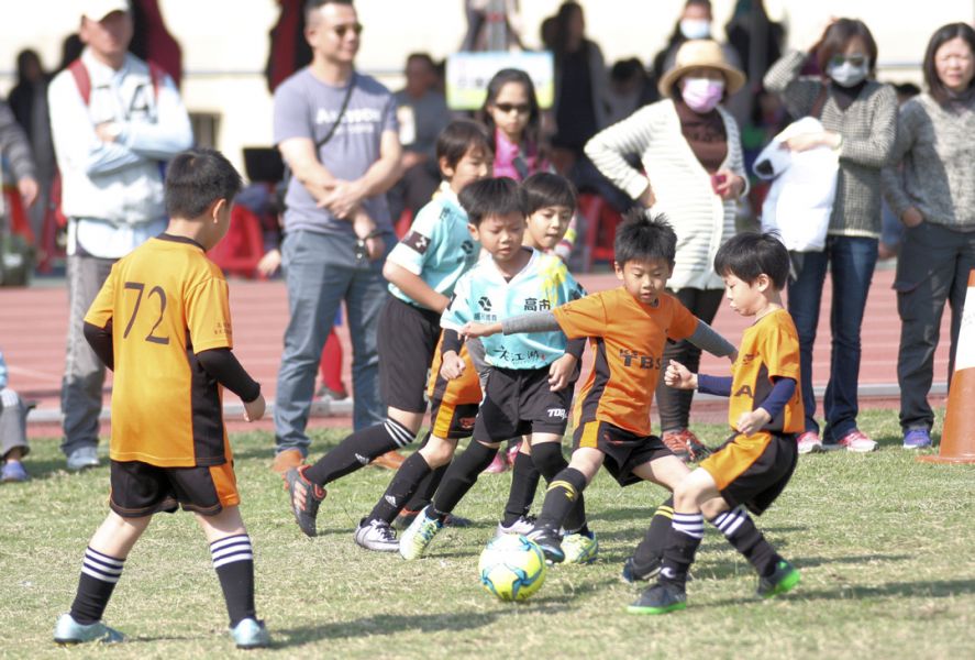 這次比賽分為幼兒組與國小組，共有近90個隊伍報名參加。圖/高雄市體育處提供