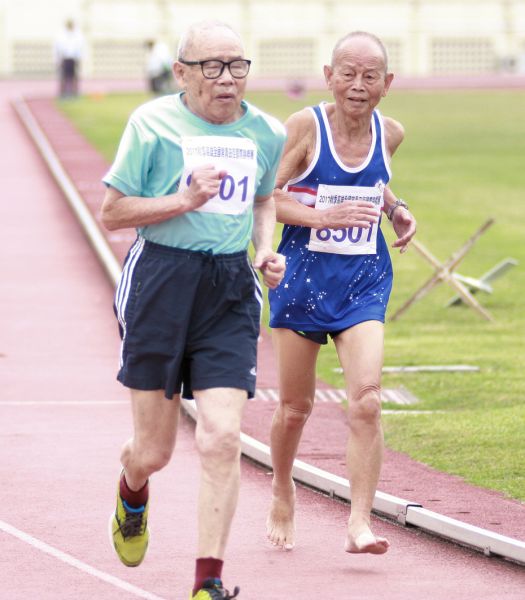 現年91歲的程方清（左）在男800公尺90歲組跑出4分36秒改寫全國與大會紀錄。