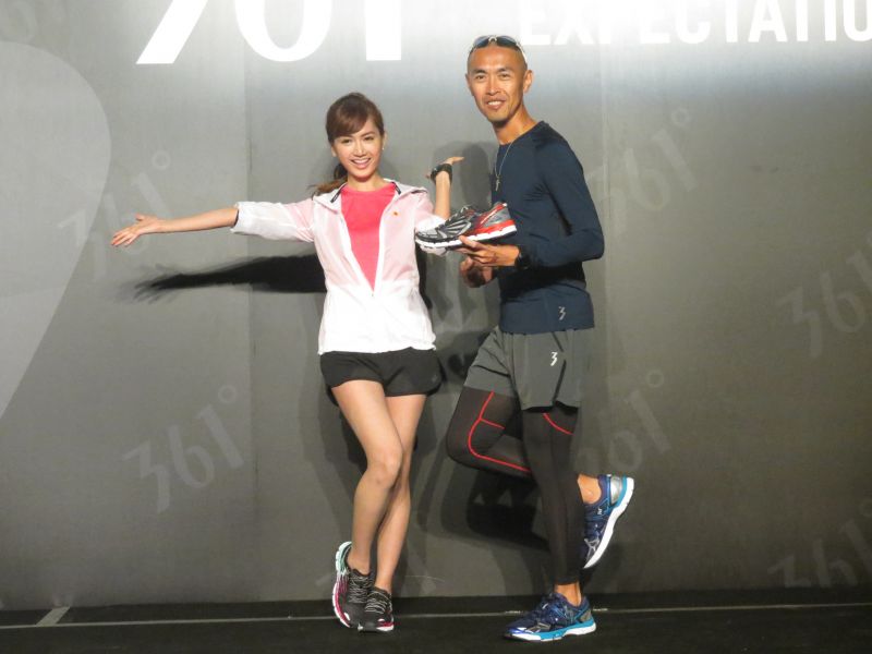 女神翁滋蔓(左)、教練蔡弘誠腳上和手上都是台灣驕傲。梁紀淳攝