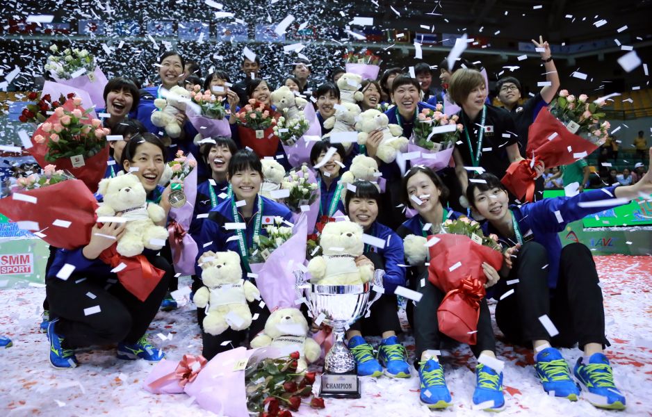 日本繼2007年後，再度在女排亞錦賽登上后座，全隊嗨到不行。圖／AVC。