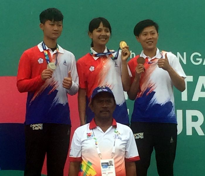 中華隊林佳恩(中)、羅筱媛(左)和雷千瑩包辦亞運測試賽女子反曲弓前三名。射箭協會／提供。