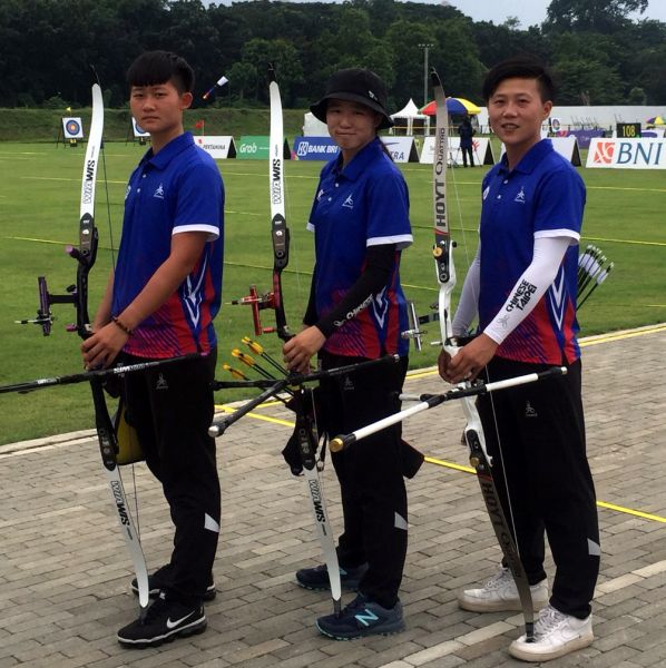 中華反曲弓女子隊羅筱媛(左起)、彭家楙和雷千瑩在亞運測試賽團體賽奪銅。射箭協會／提供。