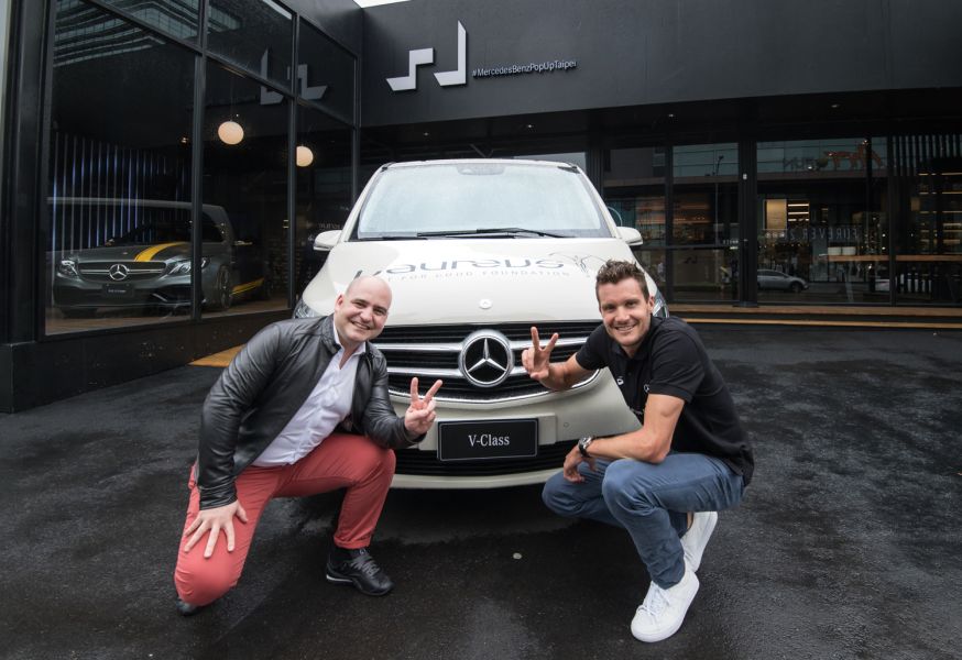 Jan Frodeno(右)搭乘頂級保母車V-Class抵達Mercedes-Benz品牌概念館，感受尊榮移動體驗，褪去長途旅行疲勞。