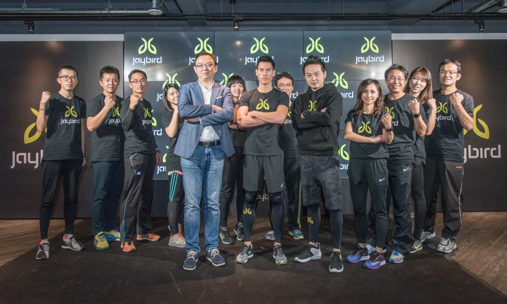 Jaybird台灣總經理賴明嵩（前排左）、Jaybird年度品牌代言人楊俊瀚（前排中）、Jaybird行銷經理王堯，與後排所有Jaybird種子跑團，一同宣示新品上市。Jaybird提供