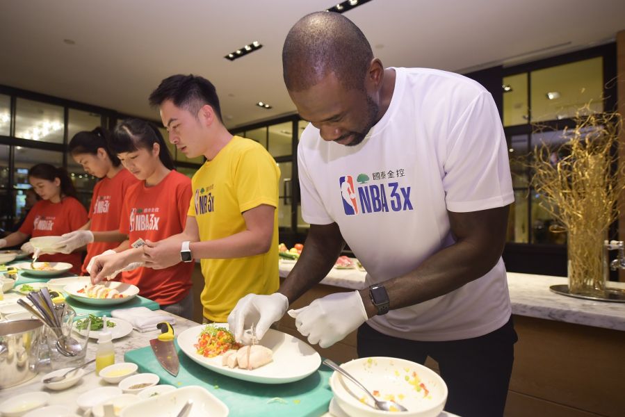 NBA傳奇灌籃王理查森(Jason Richardson)今日大秀廚藝，與飯店主廚一同帶領幸運球迷朋友製作雞肉沙拉。NBA官方提供
