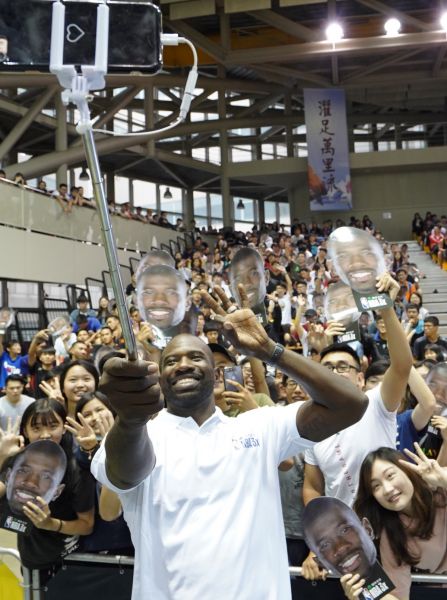 NBA灌籃王理查森現身文化大學宣傳2018國泰NBA 3x，吸引大批熱血球迷，最後還不忘和大家自拍留念。NBA官方提供