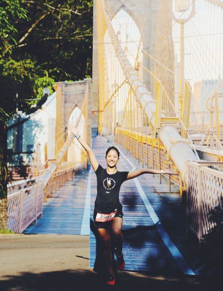 New Balance精心打造實景紐約佈景，讓跑者宛如真實穿越「布魯克林大橋」。