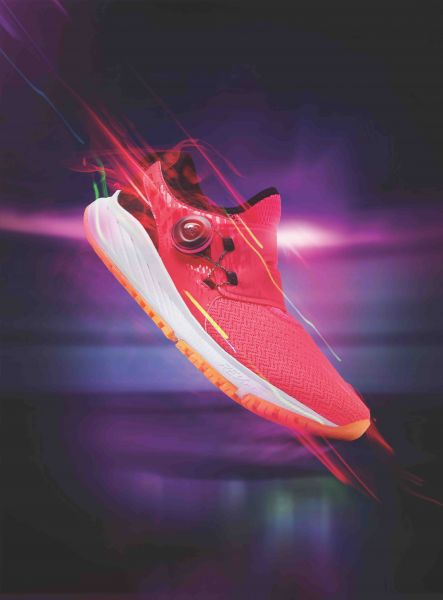 New Balance Fuel Core Sonic極速動能系列輕量跑鞋。