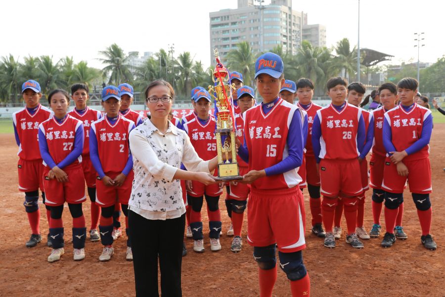 體育署學校組科長蔡玫君南下為獲得冠、亞軍隊伍頒獎。高中體總提供