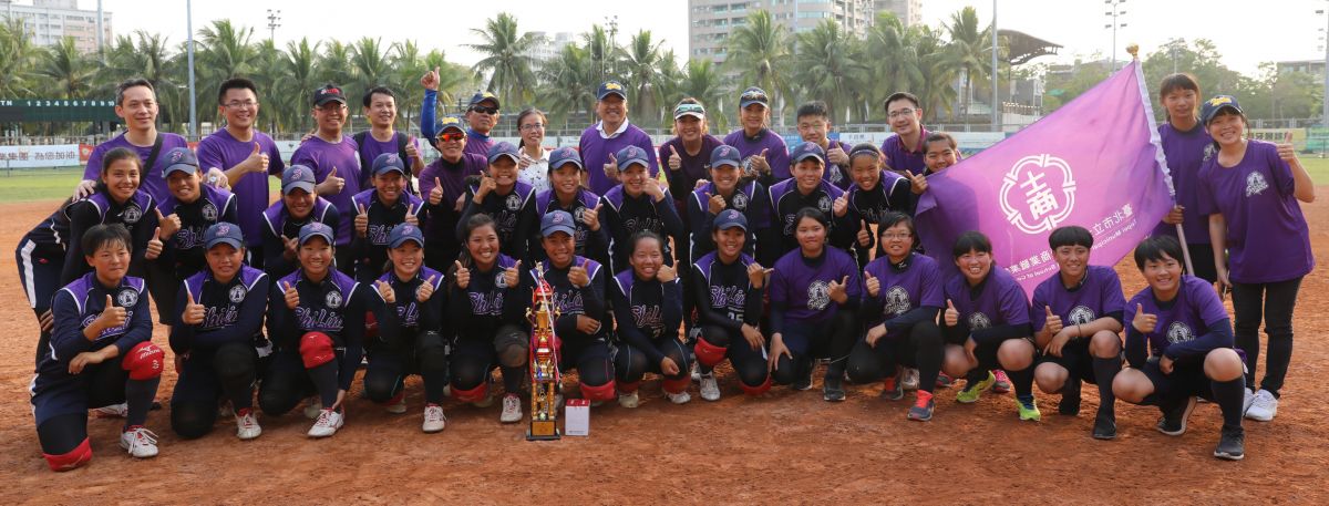 臺北市士林高商睽違四年再度奪下中學女子壘球聯賽高女組冠軍。高中體總提供