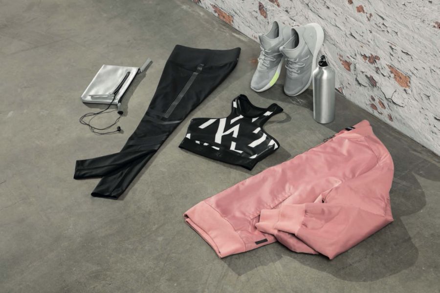 Reebok時尚粉色運動飛行夾克 率性展現個人風格的完美訓練裝備。