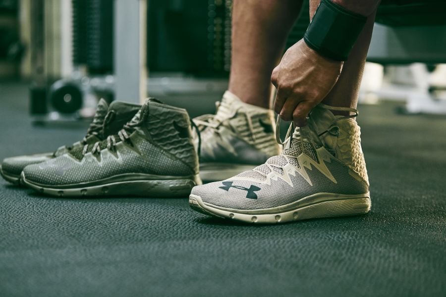 Rock Delta鞋款包含米白色的海軍陸戰隊配色與軍綠色系的陸軍配色，向在戰場的英雄致敬。UA提供
