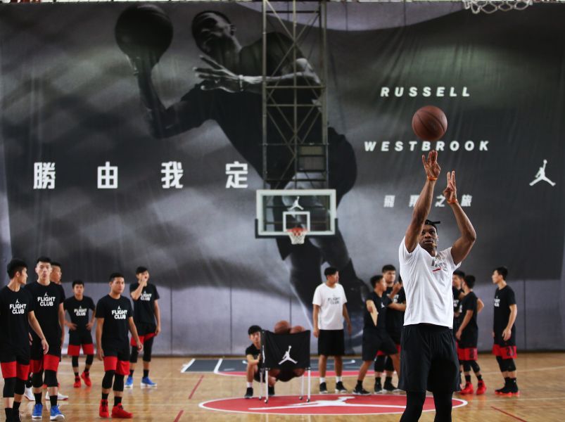 Russell Westbrook 分享籃球訓練經驗給12位通過 “Flight Club” 助教訓練的大學菁英球員，並勉勵他們持續訓練，追求勝利。圖/李天助攝