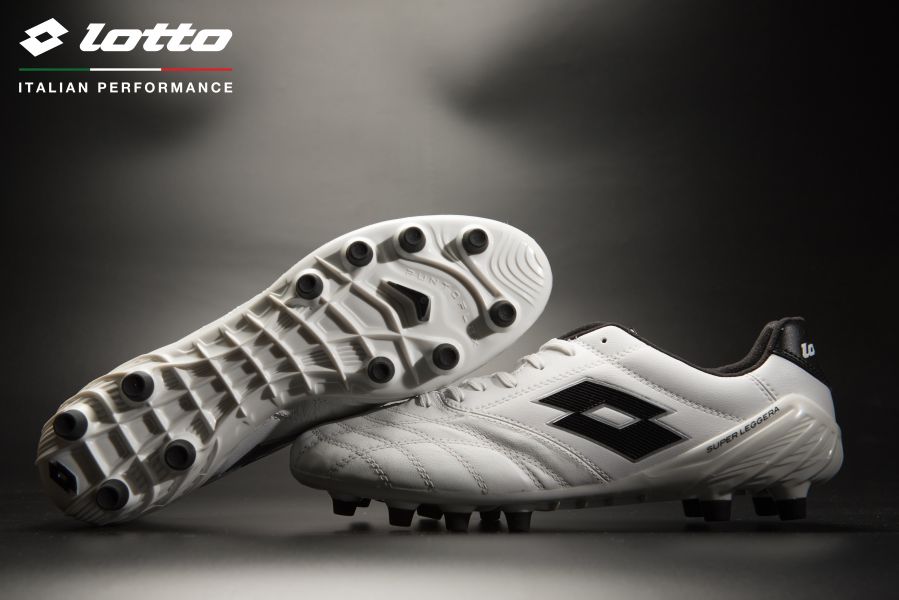 Stadio100足球鞋的黑白配色。lotto提供
