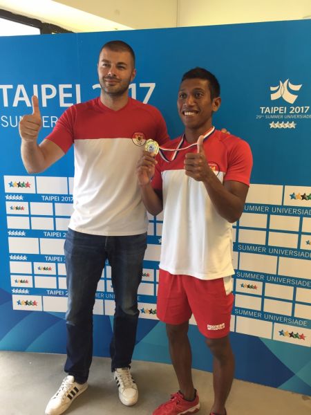印尼塞爾維亞籍教練MILOS SAROVIC(左)和隊長給予大會高度肯定。2017臺北世大運組委會／提供。