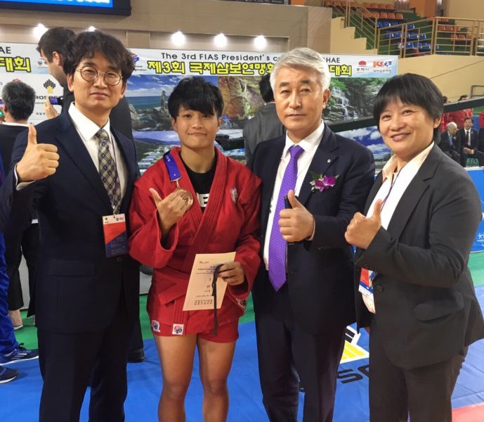 女子運動桑搏56公斤銅牌李佳怡(左二)。台灣武道聯盟／提供。