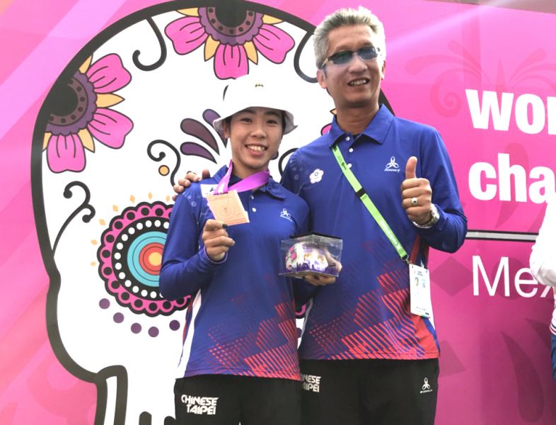 中華女子隊譚雅婷(左)拿下兩面銅牌，右為教練倪大智。倪大智／提供。