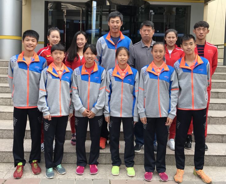湖口高中田徑選手到青海多巴移訓，和備戰世錦賽的中國隊一起訓練並合影。孫繼宏／提供。