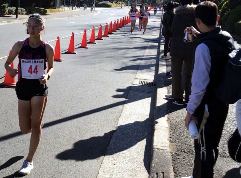 湖口高中一年級江佳柔(左)以50:51在東京元旦競走賽排名17，並躍居10K競走歷年第二傑。孫繼宏／提供。