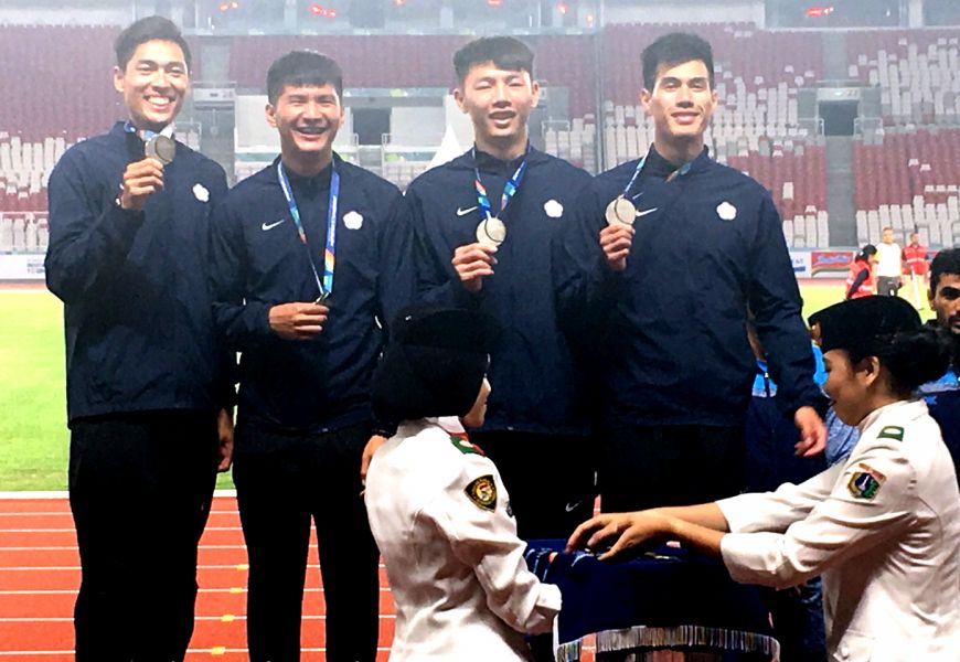 楊俊瀚(右)千六接力國際賽處女秀獻給亞運測試賽，以銀牌作收。田徑協會／提供。