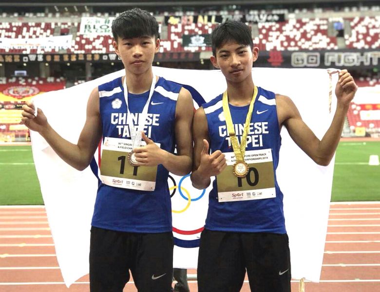 林昱堂(右)和文華佑在新加坡田徑公開賽男子跳遠金包銀，林昱堂並達亞運參賽標準。張光宗／提供。