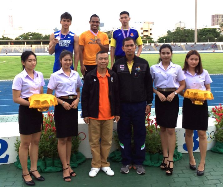 魏泰陞(後排左一)在泰國田徑公開賽男子一百公尺奪銀。曾孝生、魏泰陞／提供。