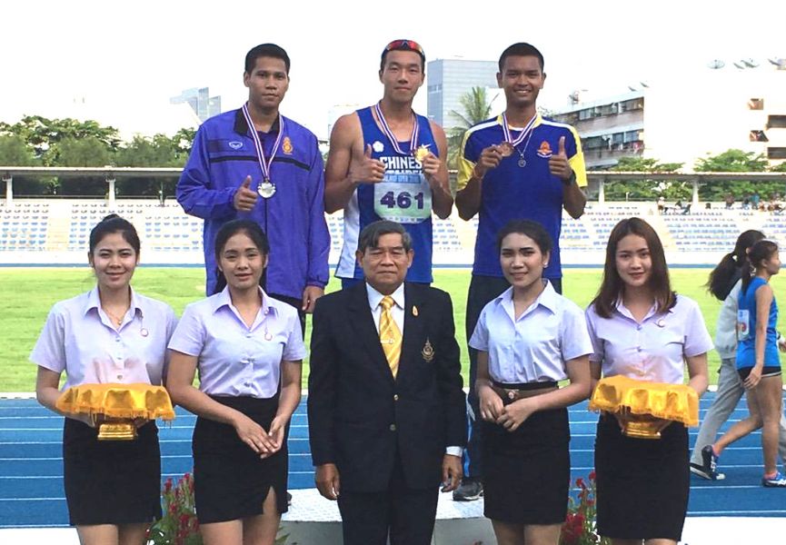 王晨佑(後排中)在泰國田徑公開賽勇奪男子混合運動金牌。楊清隆／提供。