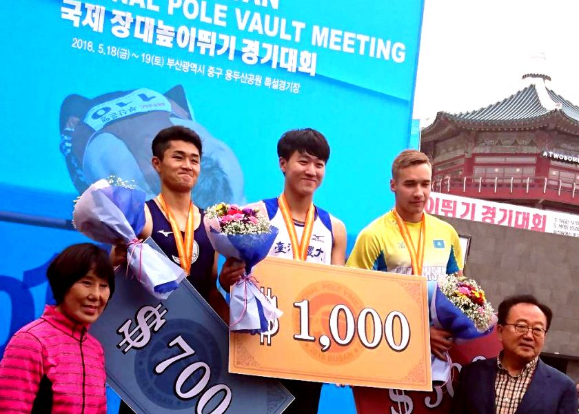 許德敬(中)在2018釜山國際撐竿跳高公開賽中，以5公尺奪下U20男子組冠軍。許德敬／提供。