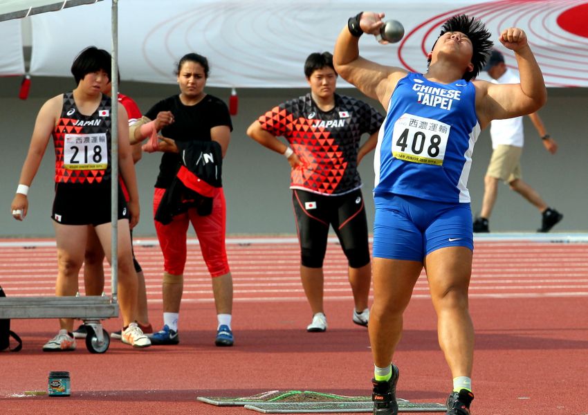 郭姵妤(前)在亞青田徑賽女子鉛球得銅。田徑協會／提供。