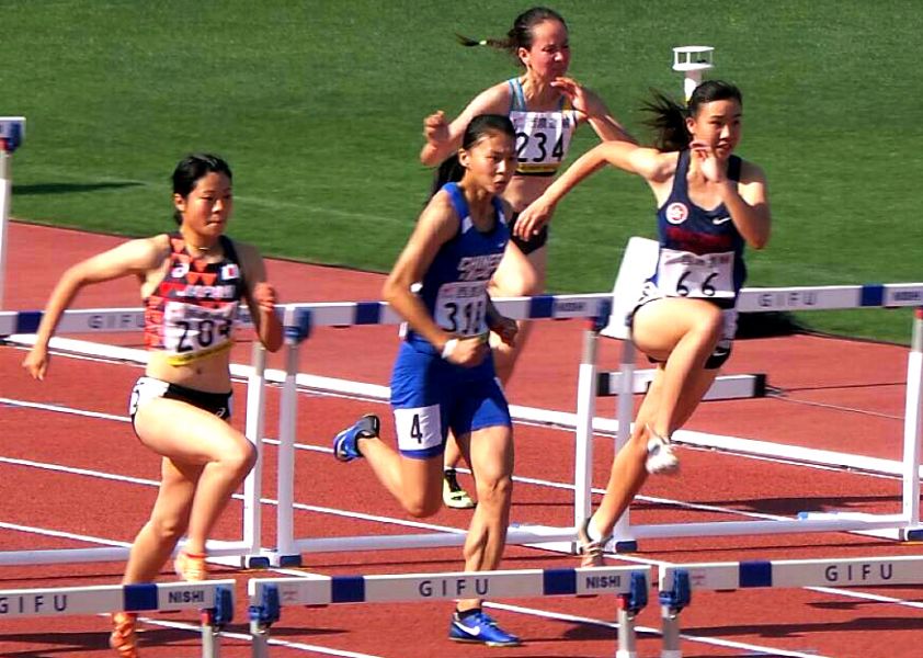 林曉慧(左二)在一百公尺跨欄奪銅並打破全國青年紀錄。黃春榮／提供。