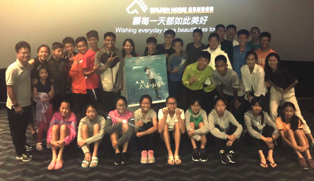 教練黃春榮(左)帶五權國中田徑隊一起支持顏皓偉參與演出的電影《只有大海知道》。黃春榮／提供。