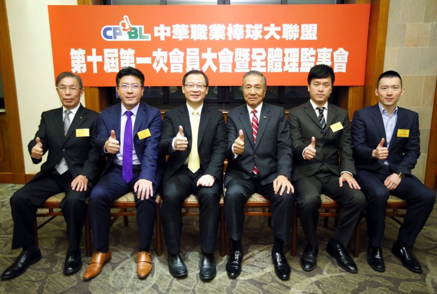 現任會長吳志揚(左三)以17票全數通過，順利連任第十屆中職會長。圖/中職提供