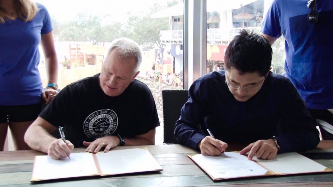 臺東縣長黃健庭和世界衝浪聯盟WSL簽訂合作意向書。圖/大會提供