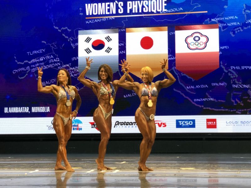 女子形體組163公分以下李佾明(右)銅牌。