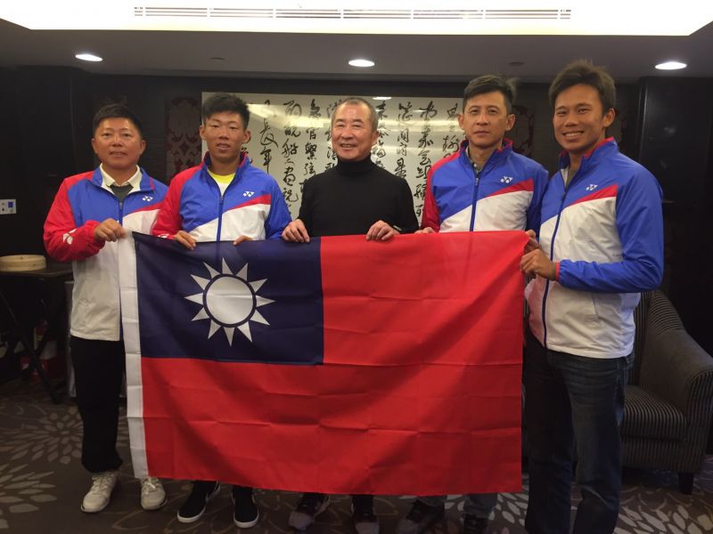 理事長廖裕輝(中)設宴鼓勵曾俊欣和台維斯盃國手。中華民國網球協會提供